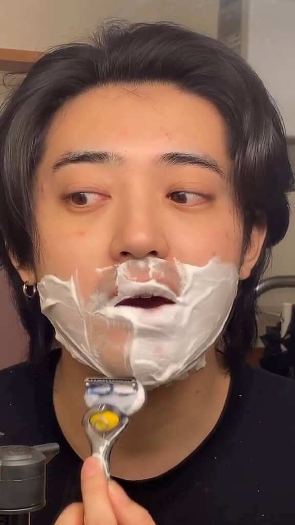 メイクする姿を披露
