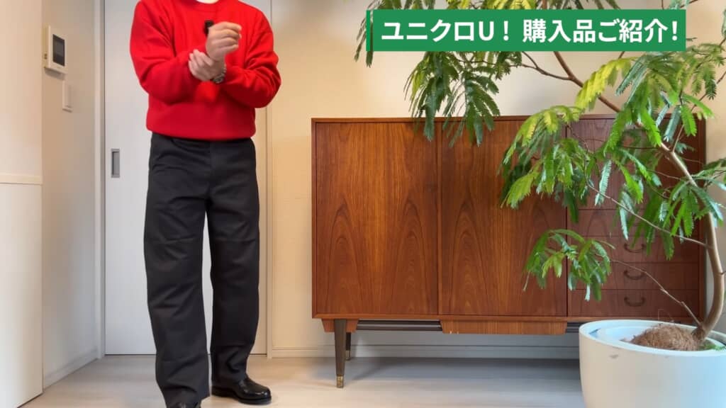 赤いクルーネックセーターとグレーのパンツを着用したユニクロUのコーディネート