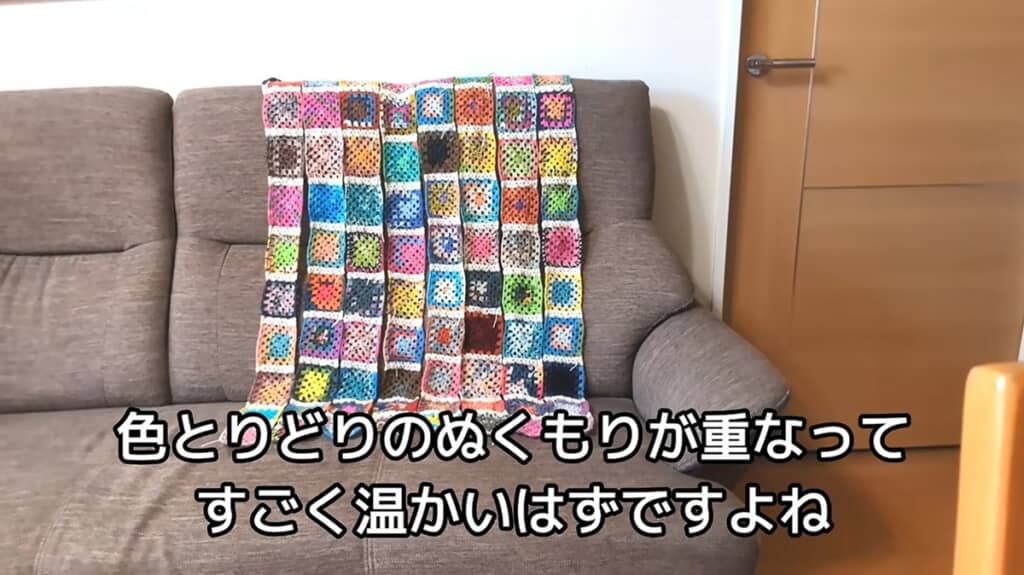 落ち着いた色合いのソファーに鮮やかな色