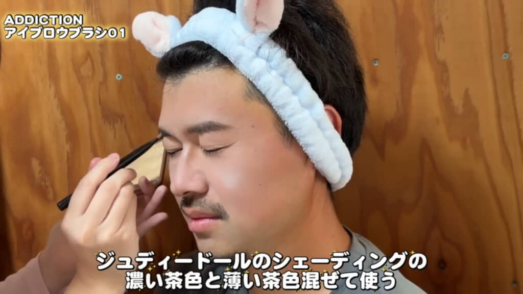もともとしっかりある眉毛も整えていきます