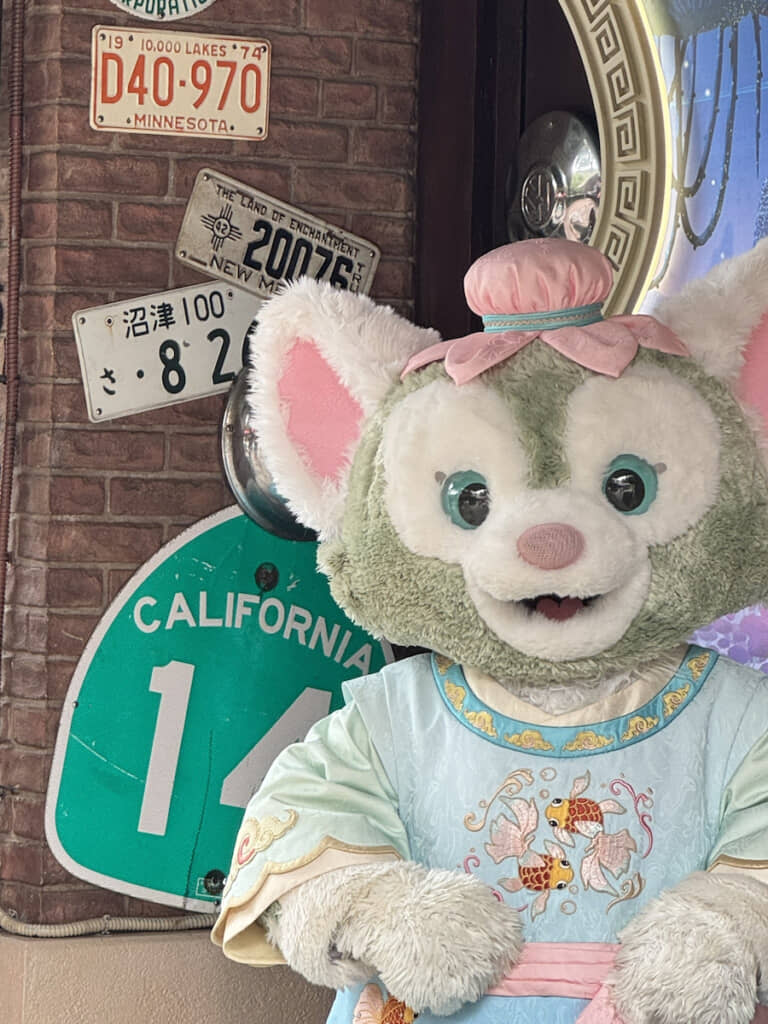 ナンバープレートを撮っていたらダッフィー＆フレンズの「ジェラトーニ」が目線をくれた