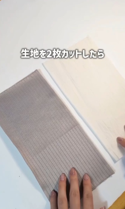 2枚の生地をカットして重ねる