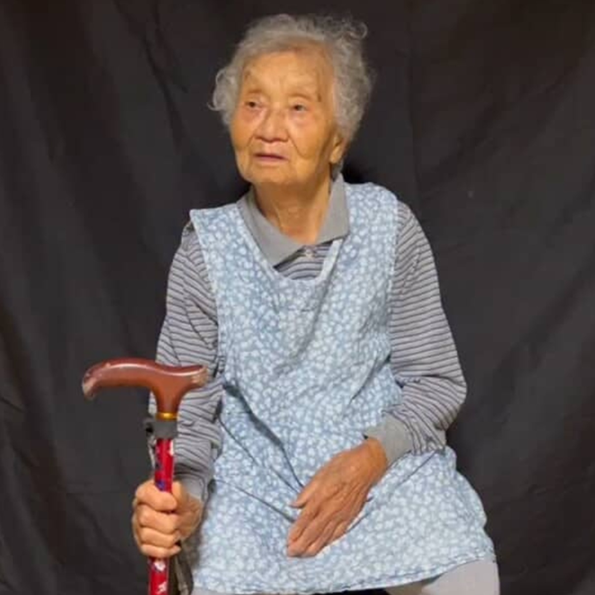 おばあちゃんの杖を“ちいかわ仕様”にしてみた→お腹痛い姿が28万再生「強いwww」(1/3) | ライフスタイル ねとらぼ