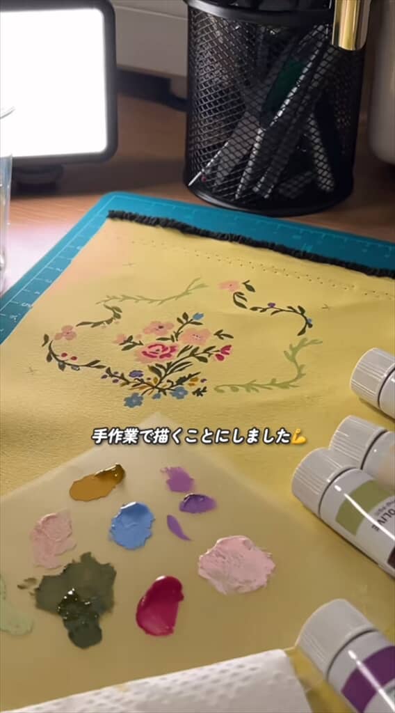 スカートの柄はまさかの手描き！