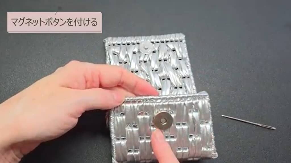 マグネットボタンを付けます