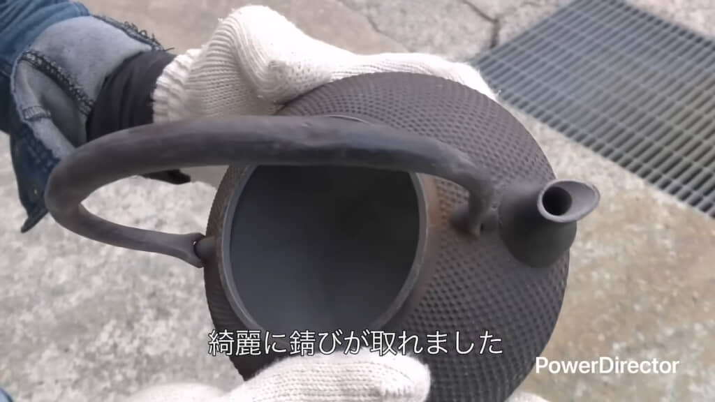 中のサビをホーローごと落としたところ