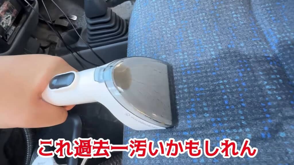 助手席から出てきた茶色い汚水をクリーナーが吸い込む様子
