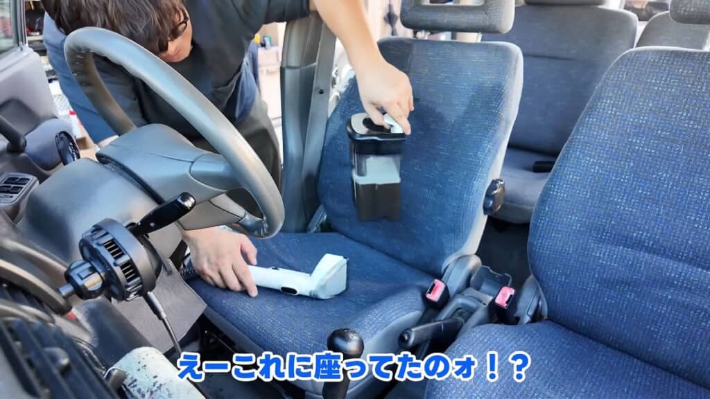 運転席から出てきた黒い水と驚がくする投稿者