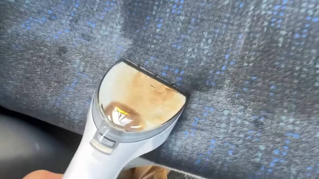 後部座席から出てくる茶色い水