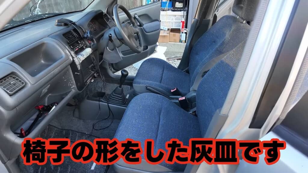 ヤニ汚れがひどすぎるためシートを「イスの形をした灰皿」と表現する投稿者