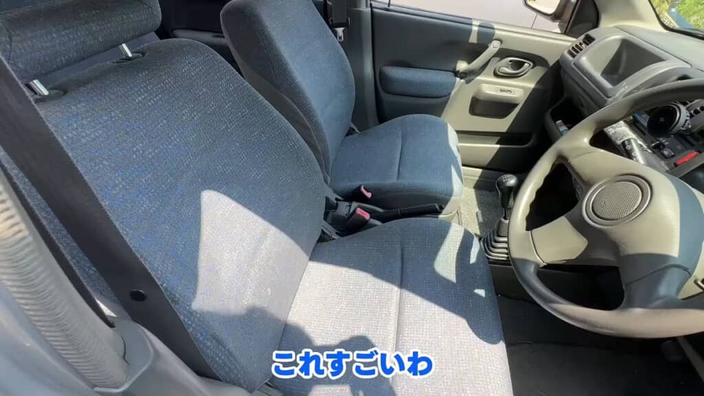 リンサークリーナーによる丸い洗いの結果、タバコ臭がかなり軽減された車内