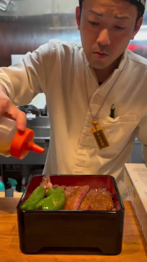 おいしそうなステーキ重