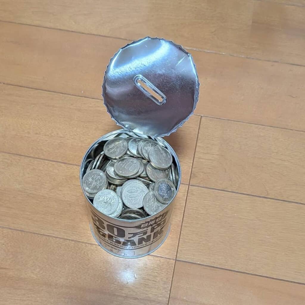缶の中にギッシリ入っている大量の500円玉