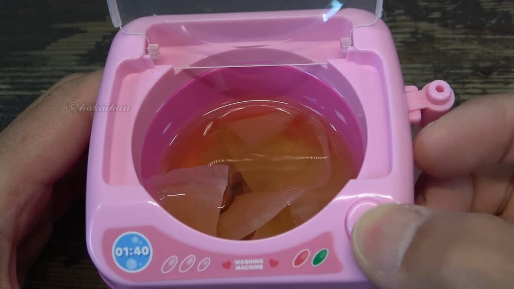 まずはおもちゃの洗濯機にかけます