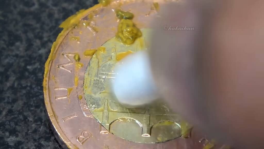 さらに複数の研磨剤で磨き……