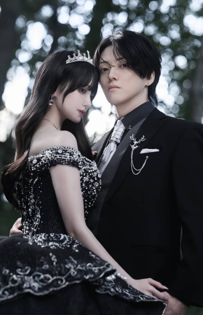 木漏れ日の下で寄り添った2ショット ※撮影:doseiさん(@doseiphoto )