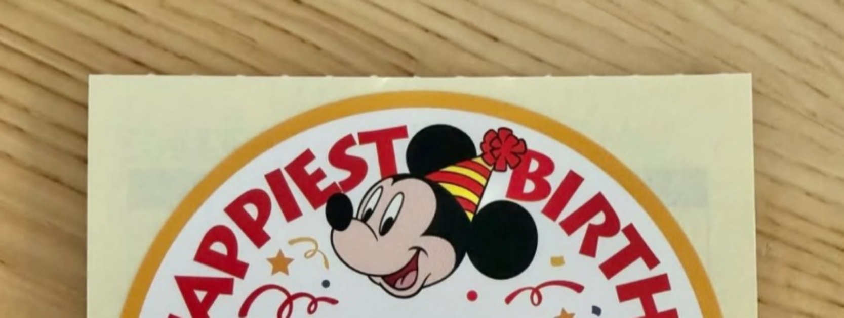 ディズニーで「パークいちのステッカー描きますよ」→キャストが渡したのは…… 目を疑う完成品に「初めて見ました!」「どんな見た目の人なんだろう?」(1/3) | ライフスタイル ねとらぼ