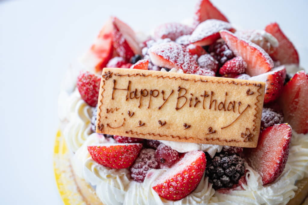 誕生日のケーキは……(出典:PIXTA)