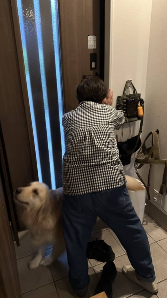 扉とおばあさんの間にワンコが！