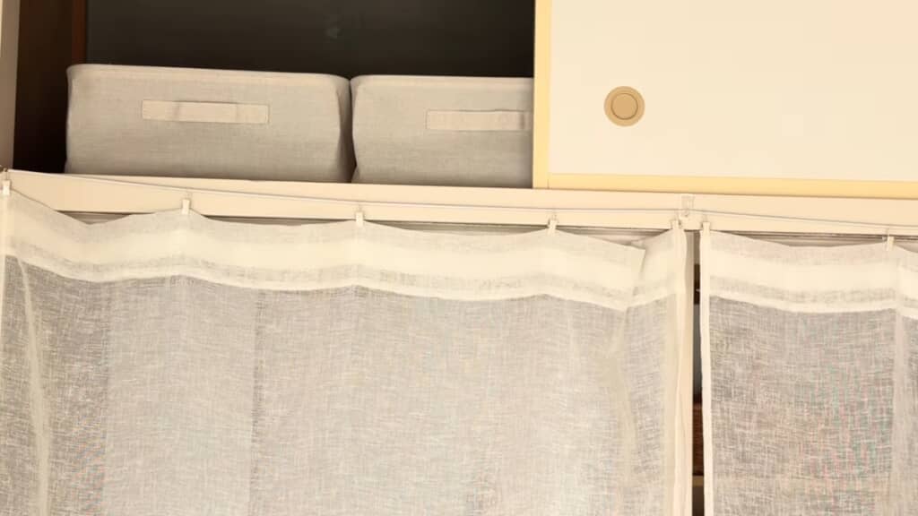 今使わないものは収納ケースに入れて天袋に