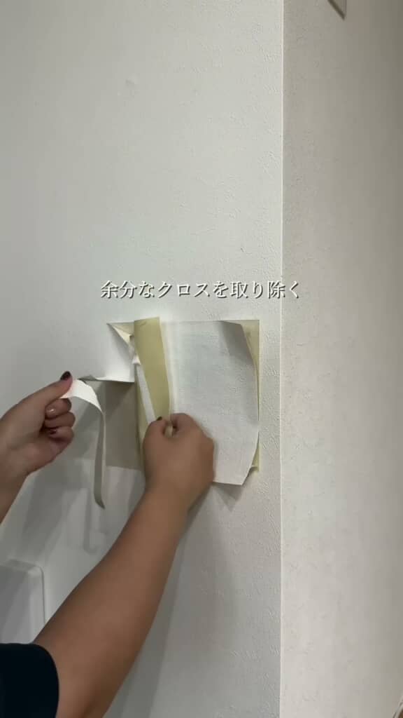新しく貼ったクロスの余分なところを取り除く