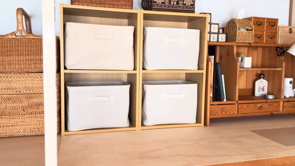 自然な素材で使った収納が並ぶナチュラルな空間