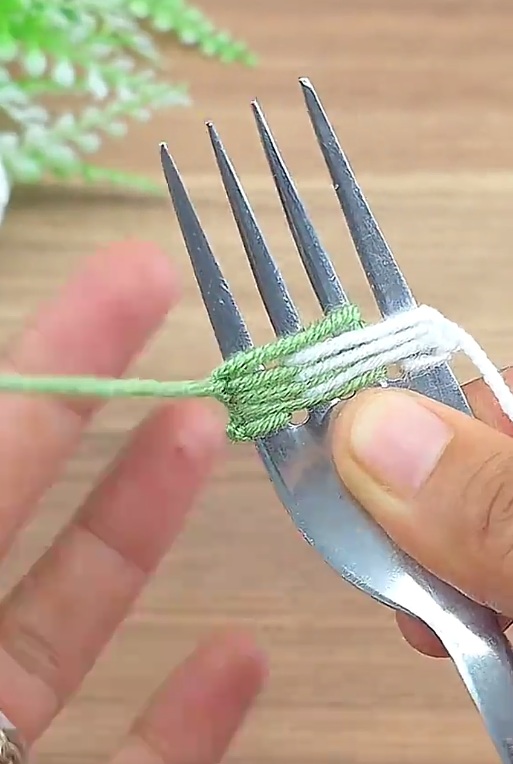 フォークに毛糸を巻き付けます