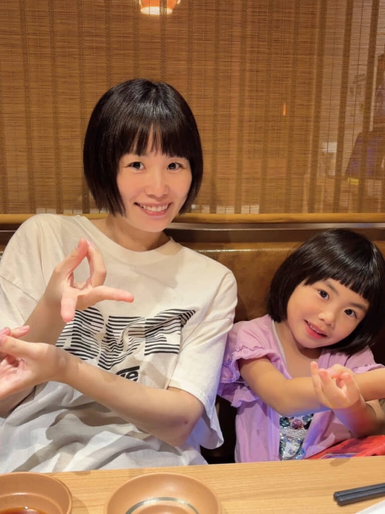 お揃いヘアになってごきげんな母と娘