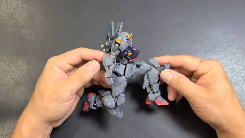 足を曲げて膝を付いた体勢を取れるガンダムMk-II
