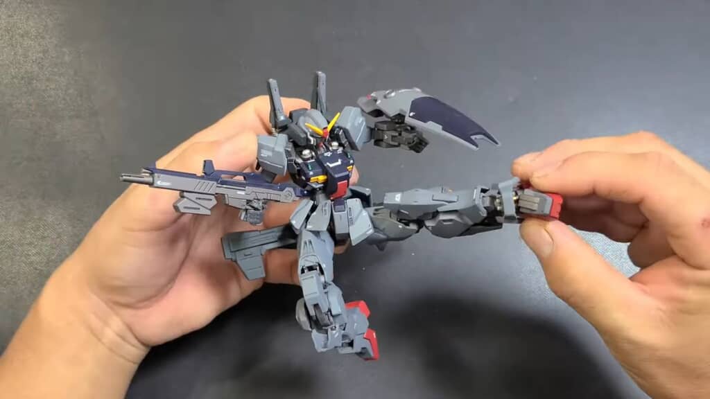 武器を装備して蹴りを繰り出しているガンダムMk-II