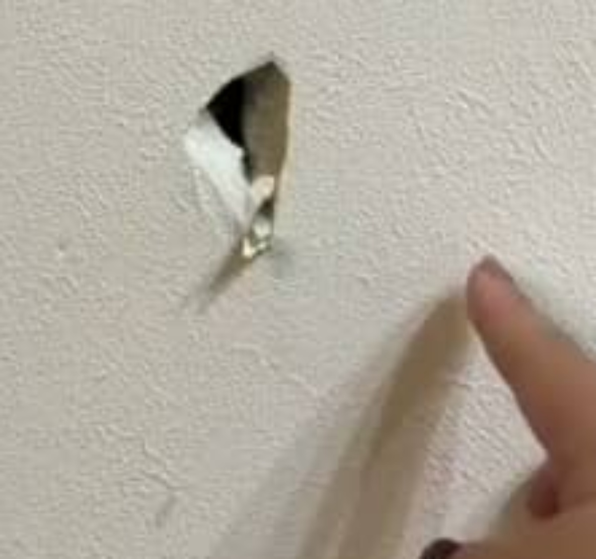 築1年の家で子どもが壁にあけた穴→ママが修理に挑戦すると…… 予想を超える仕上がりに「すごすぎ」「やってみよーと思います!」(1/3) | リフォーム・リノベーション・DIY ねとらぼ