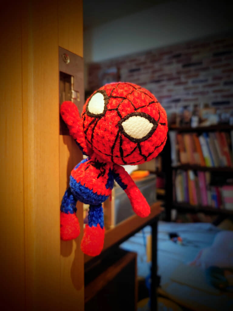 磁石でぶら下がるスパイダーマン