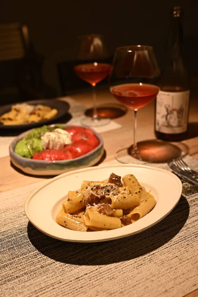 リガトーニのパスタとトマト&アボカドサラダ