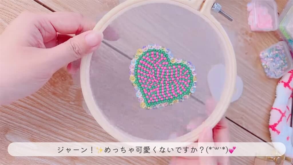 花のスパンコールで1周したアリワーク刺しゅう