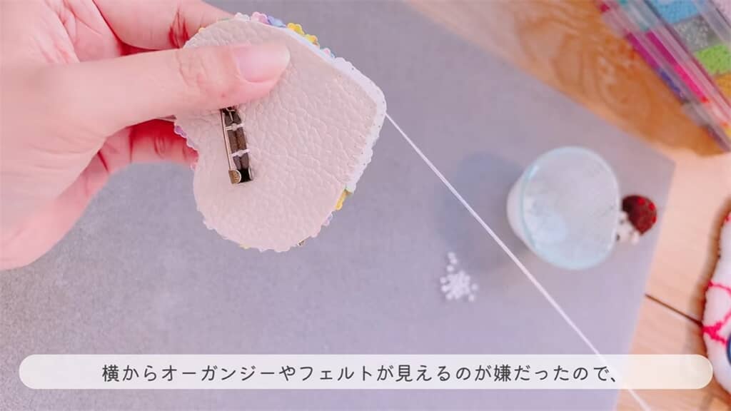 縁をかがり縫いしているところ