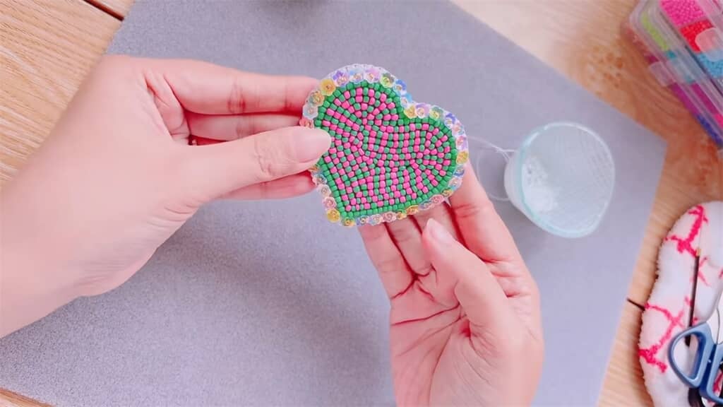 アリワークで作ったハート型刺しゅう
