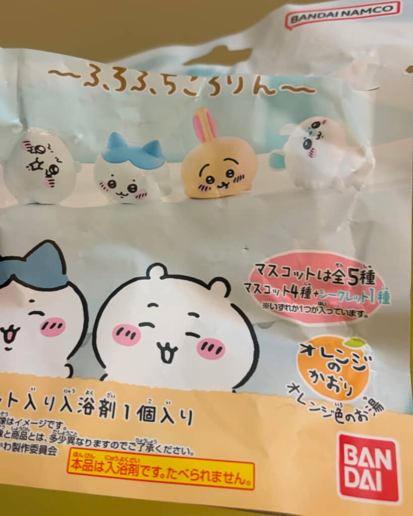 お風呂の縁を転がるちいかわたち
