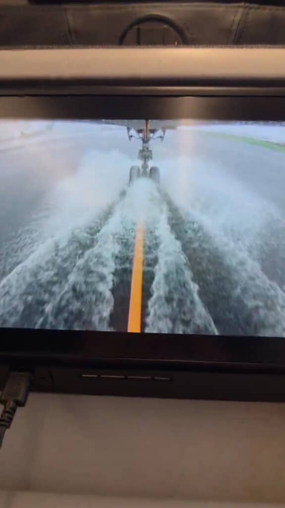 台風による大雨で冠水した滑走路