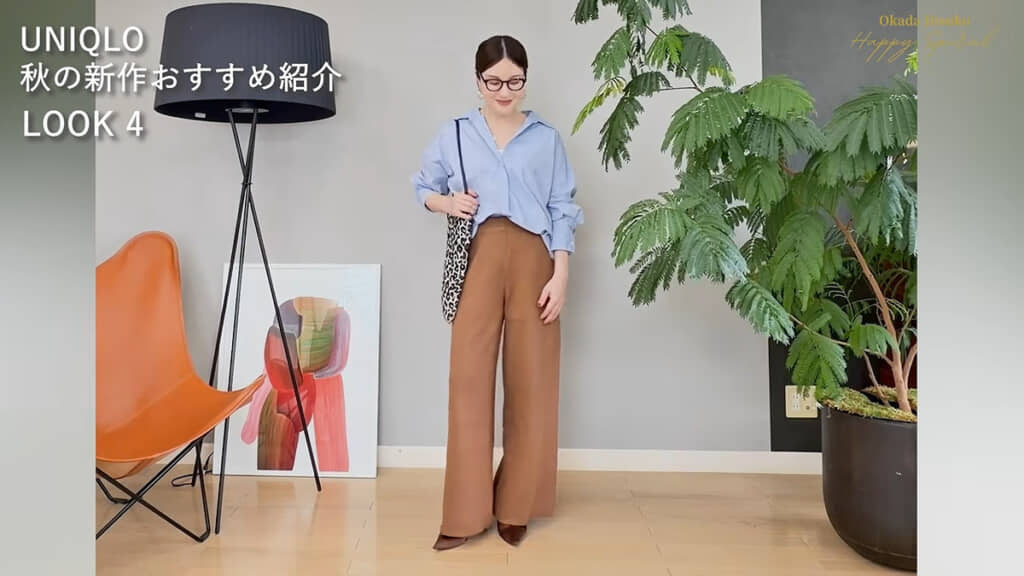 ニットパンツに、ブルーシャツを合わせて上品に