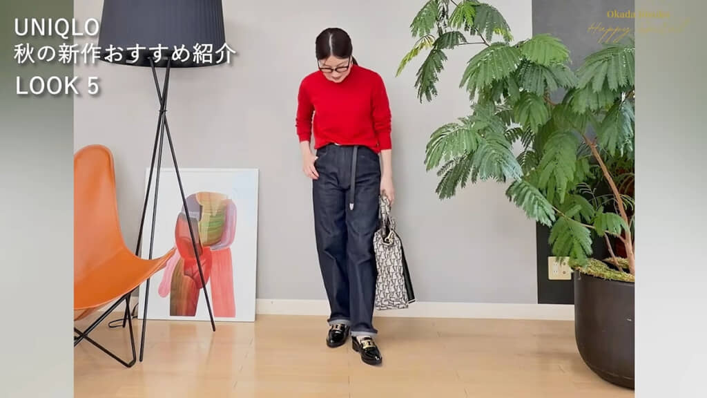 赤ニット×デニムの王道コーデ