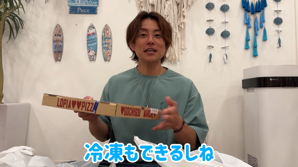 具材たっぷりのピザを購入(画像はYouTubeから)