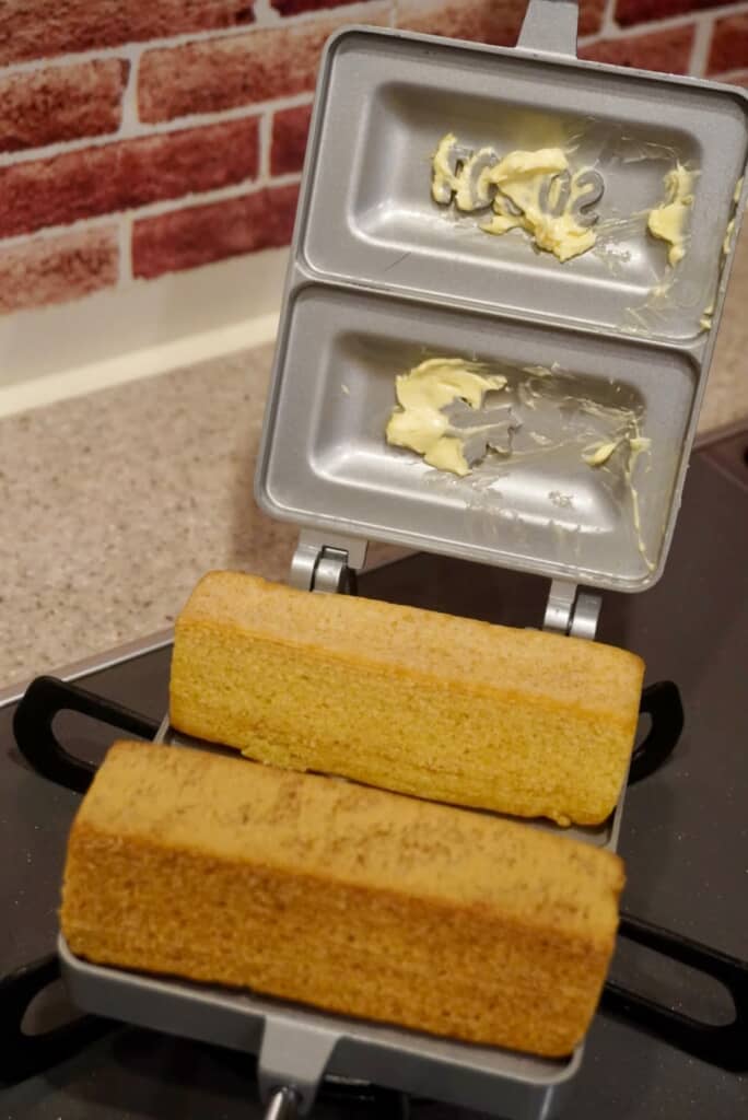 バターをたっぷり塗ったホットサンドパンで焼くと……