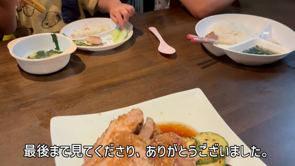 家族で夜ごはんの食卓を囲む