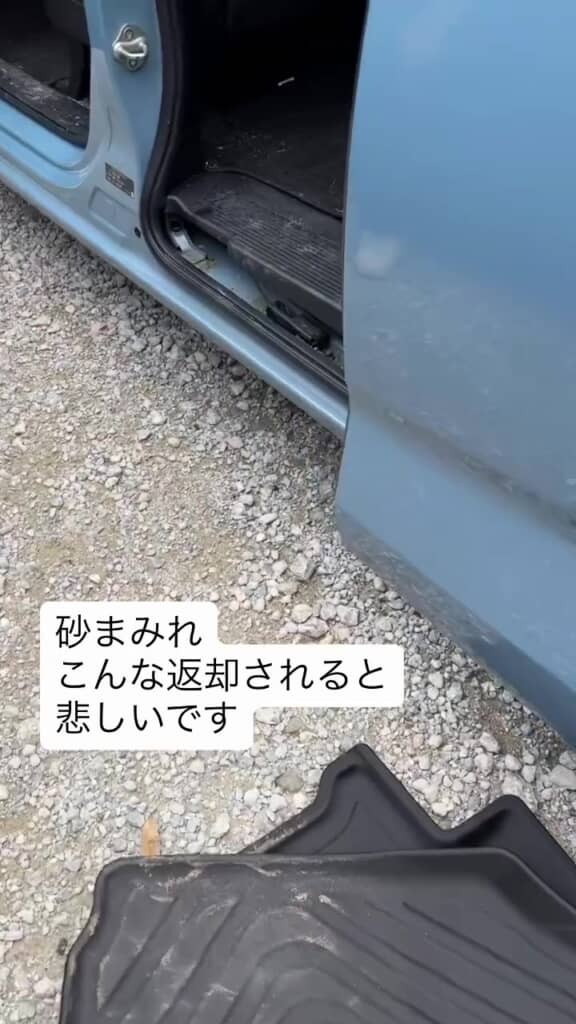 2列目のシート足元を確認すると……