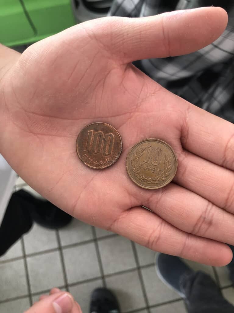 10円玉とサビて茶色くなった100円玉