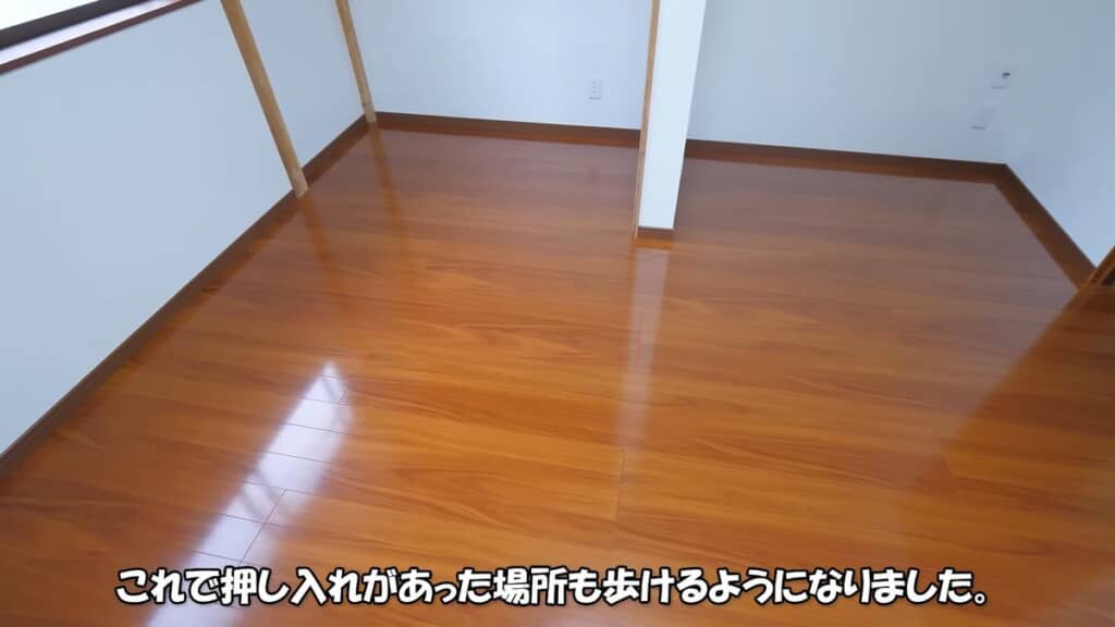 部屋の床と押し入れの床の高さを合わせてフローリング材を重ね張り