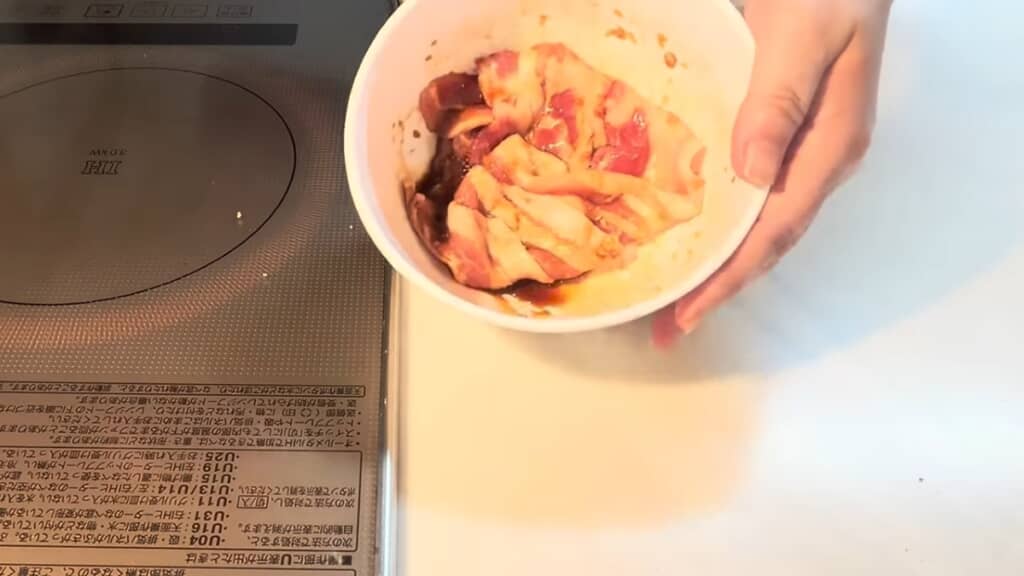 豚肉に下味をつけてなじませます