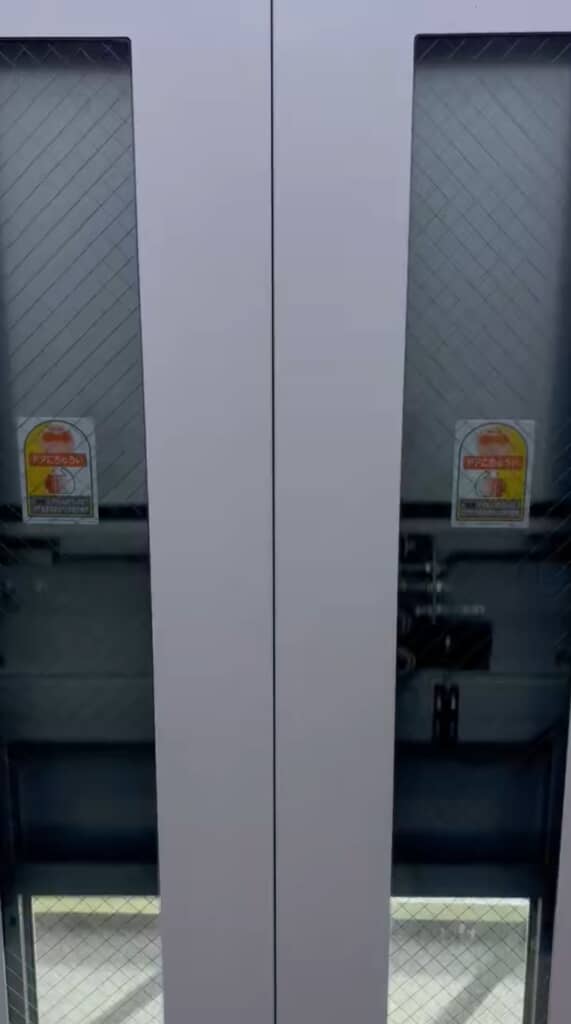 エレベーターをあがると……