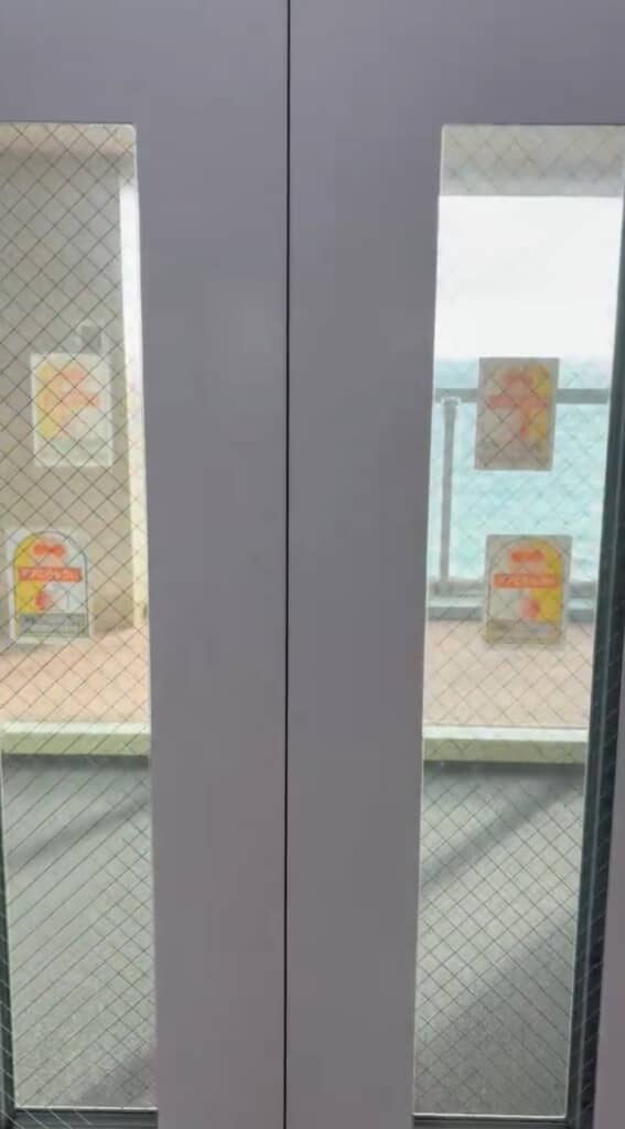 ガラスの向こうに見える海