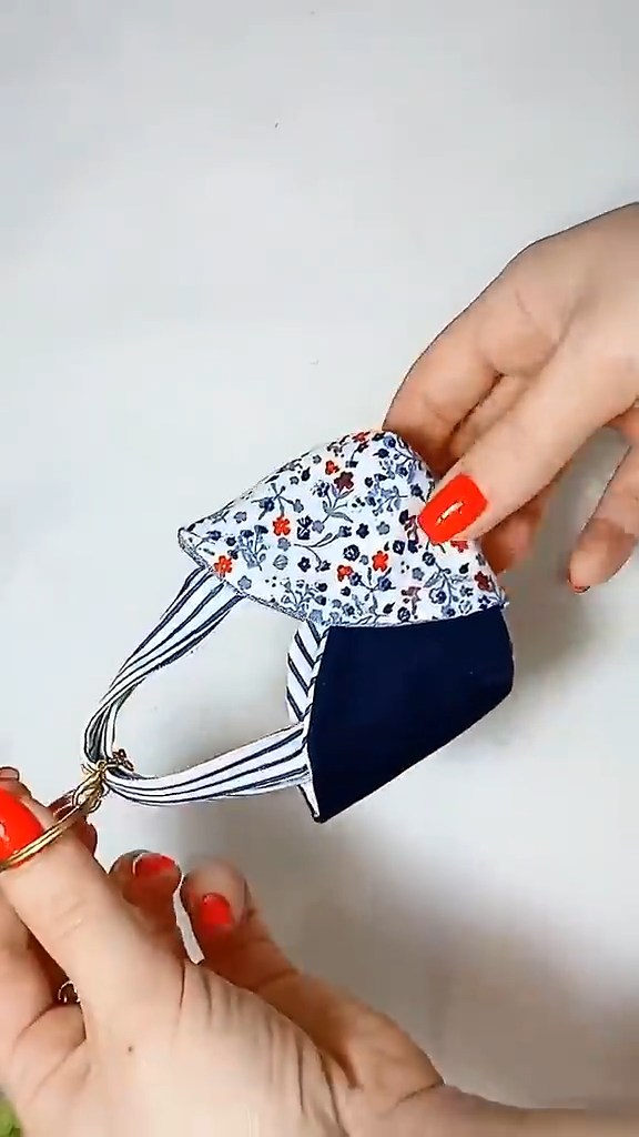持ち手を付けて、花のようなバッグのできあがり